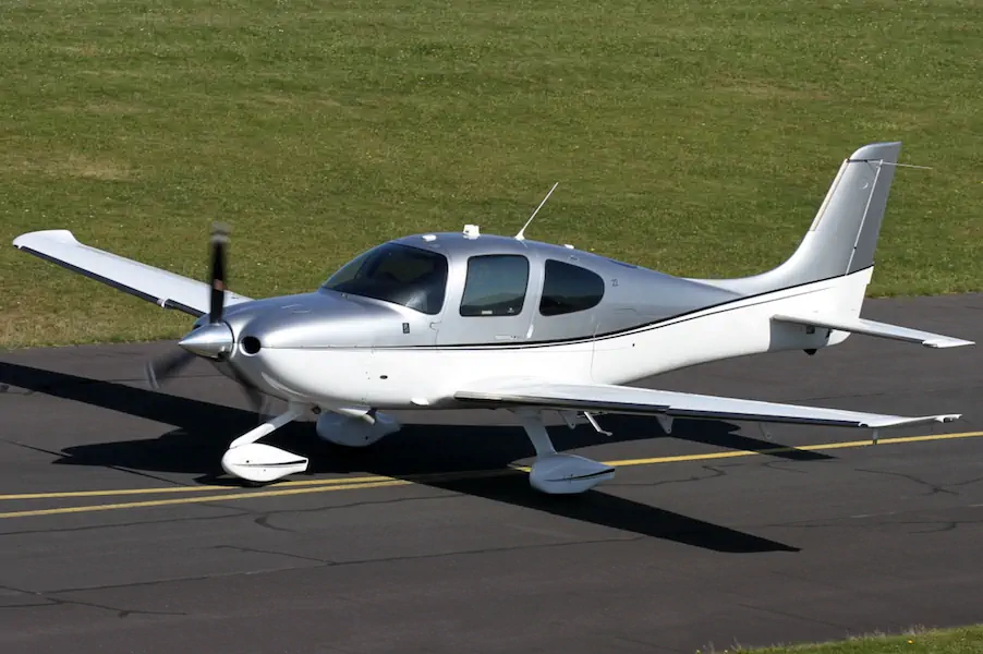 Cirrus SR22 taxiing