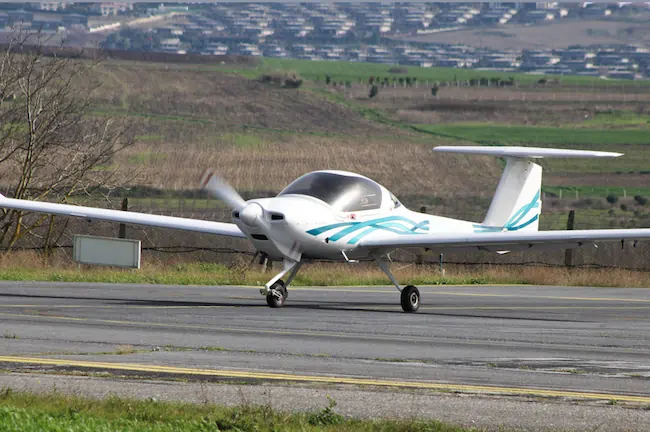 Cirrus SR22 taxiing