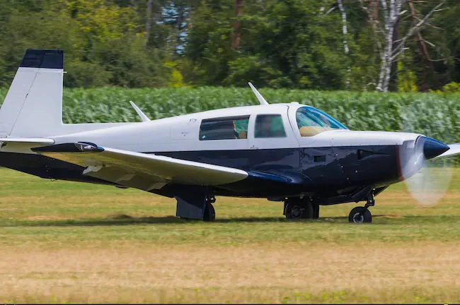 Cirrus SR22 taxiing