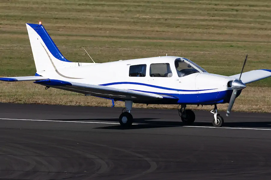 Piper PA-28 taxiing
