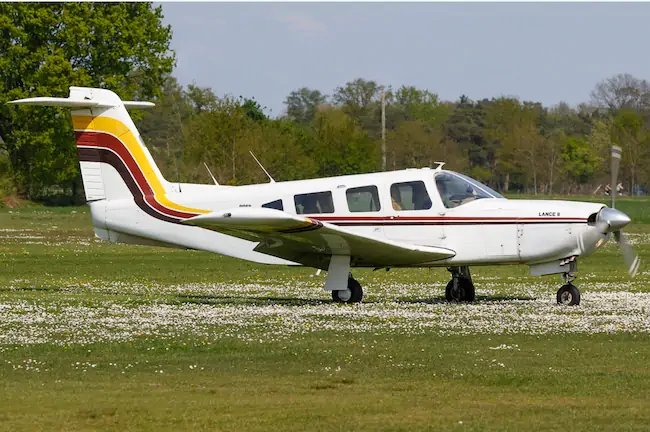 Piper PA-28 taxiing