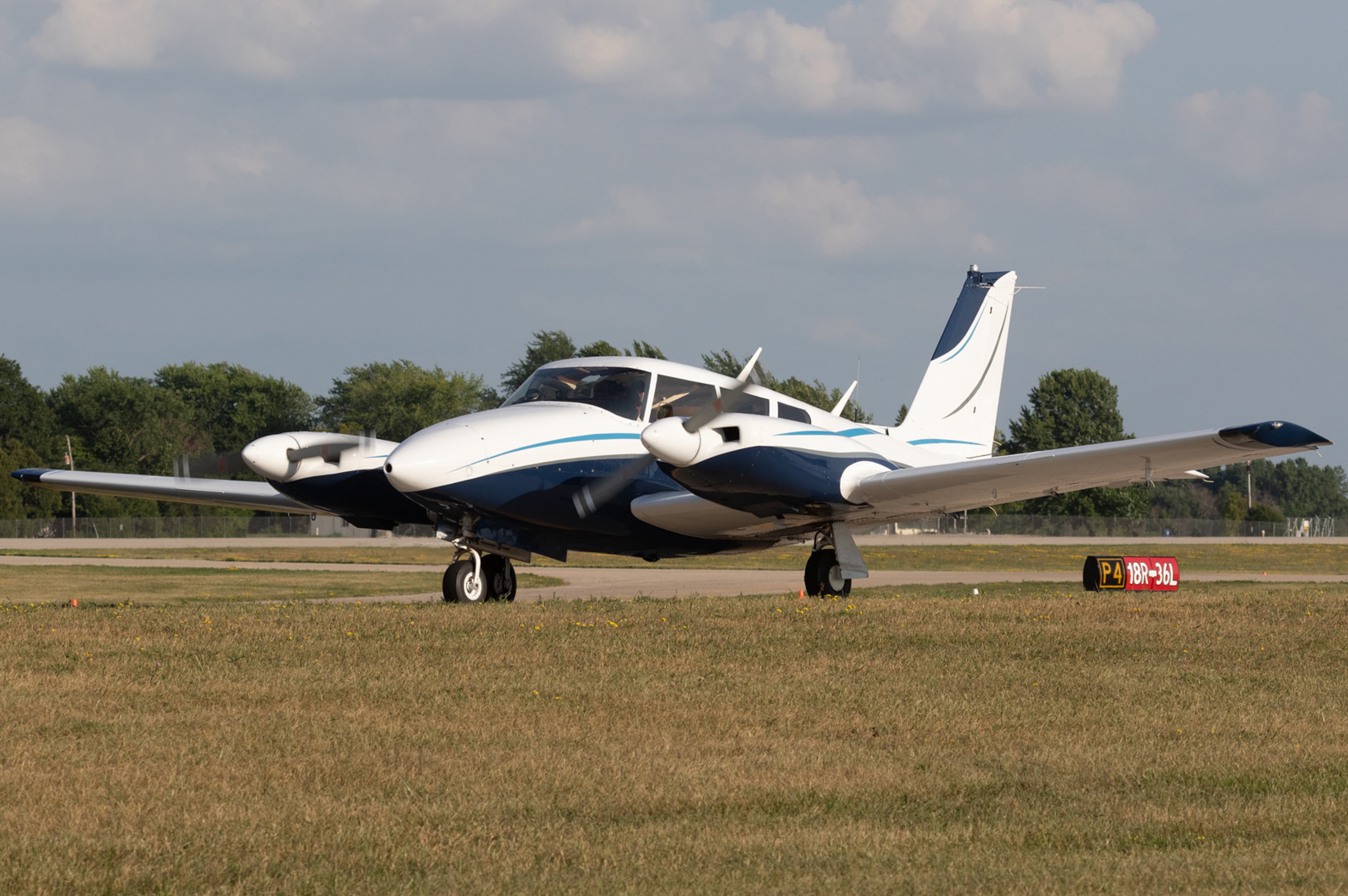 Piper PA-30 taxiing
