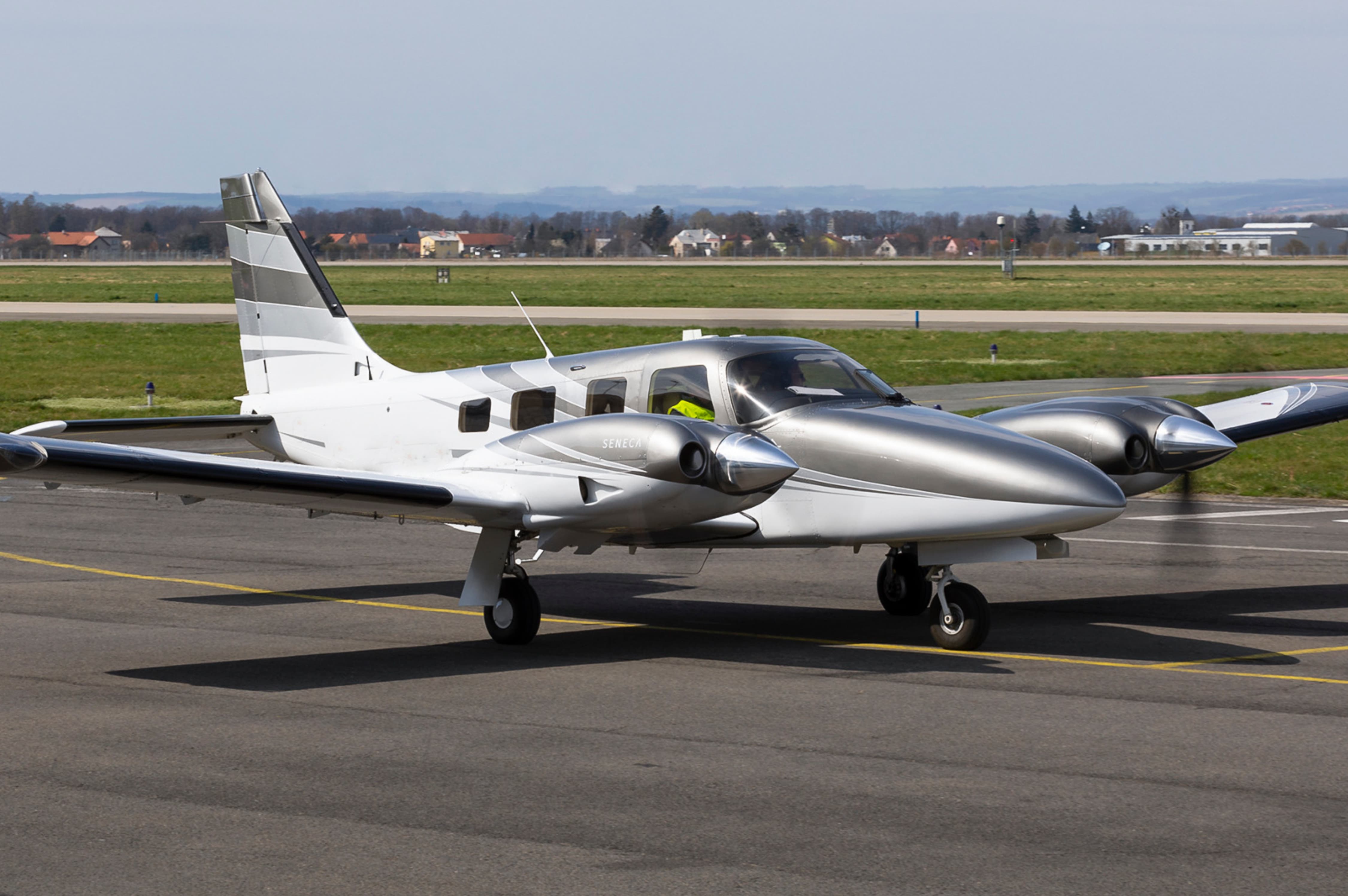 Piper PA-34 taxiing