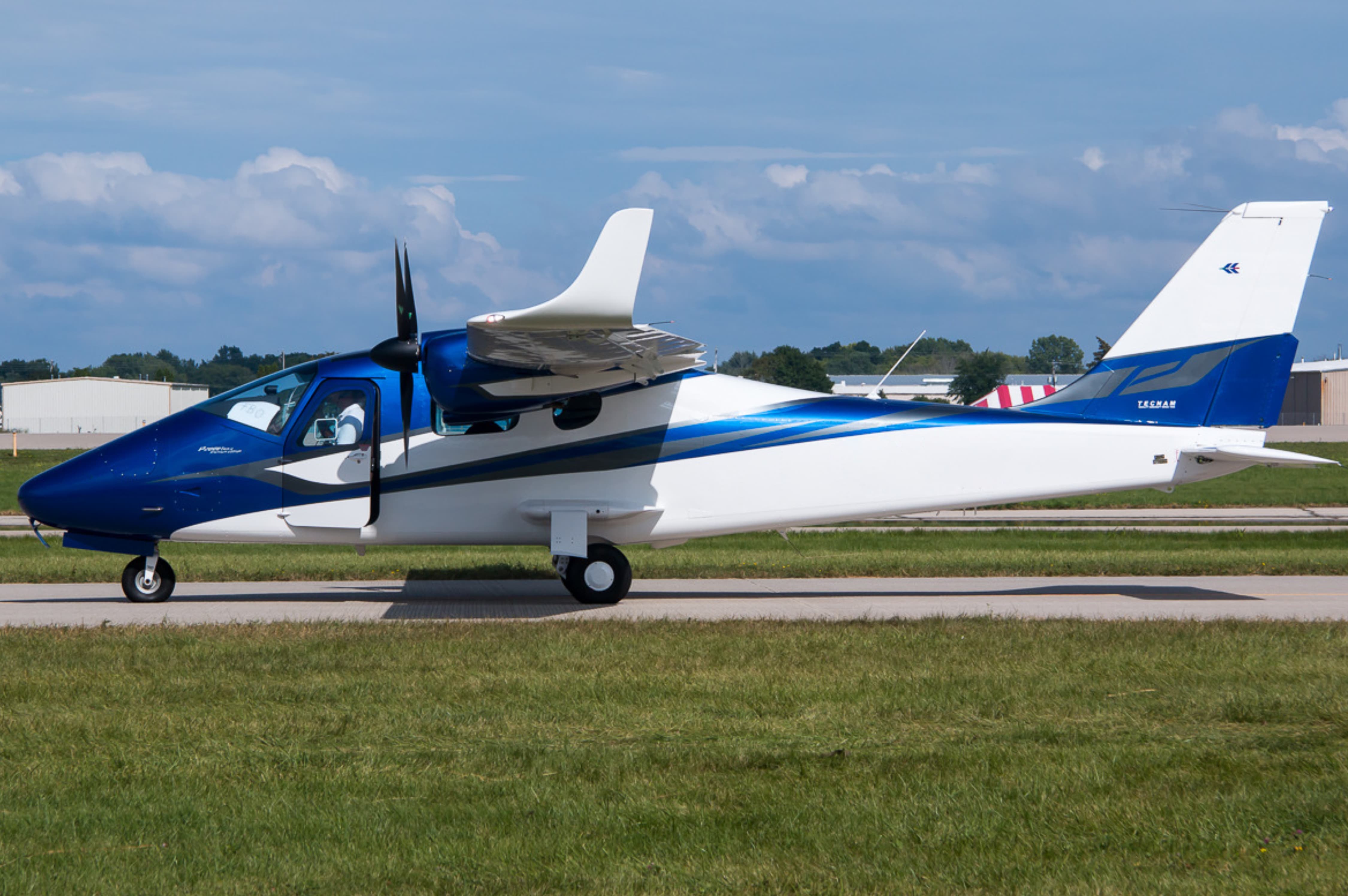 Tecnam P2006T taxiing