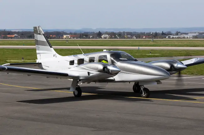 Piper PA-34 taxiing