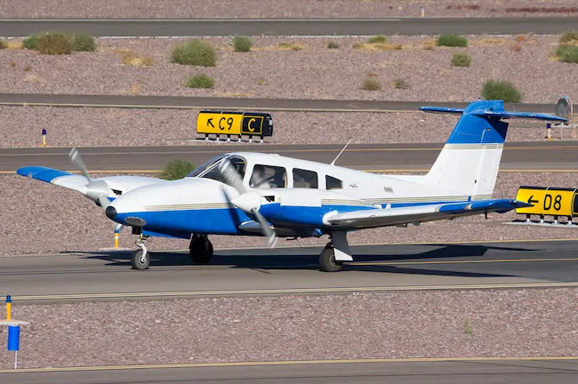 Piper PA-44 taxiing