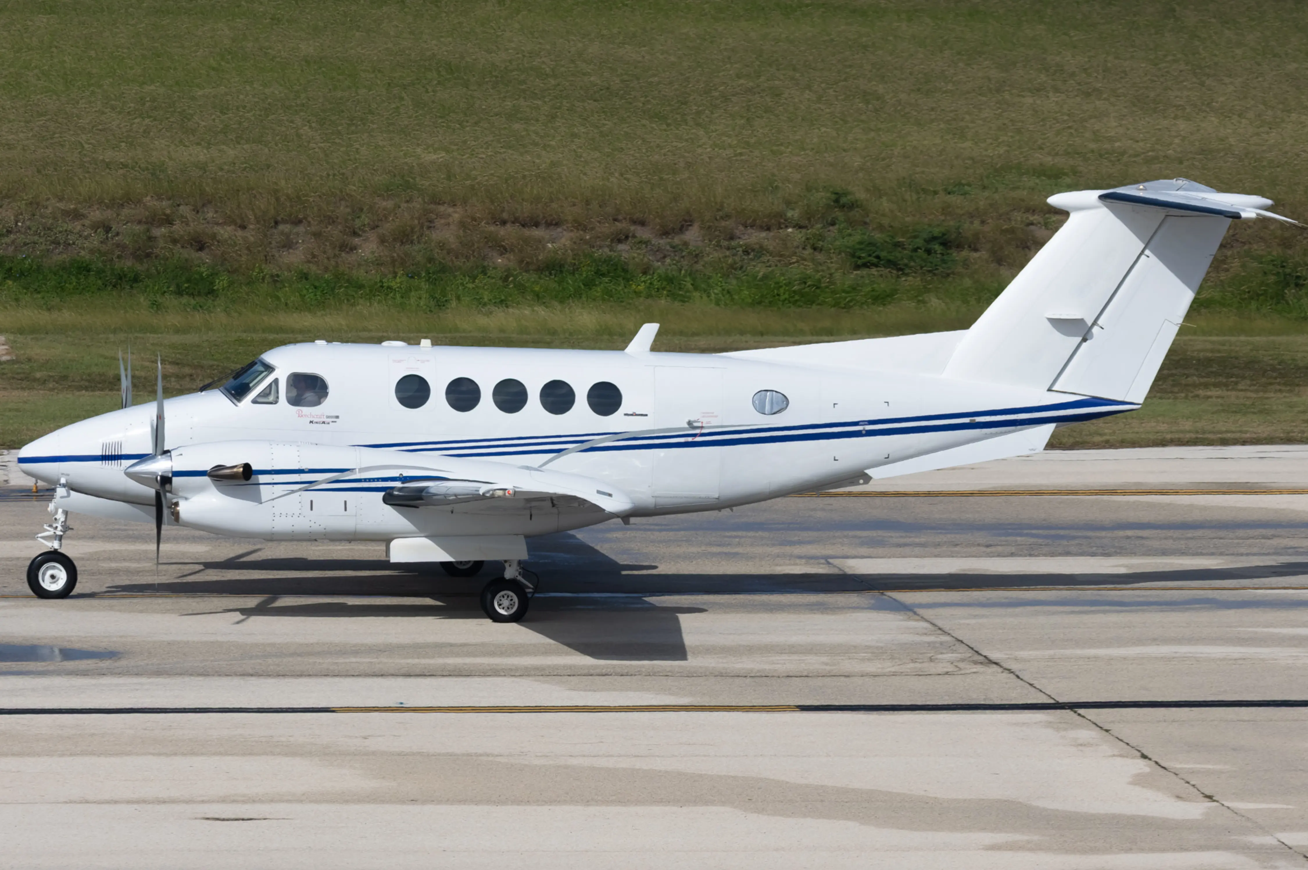 Beechcraft King Air 300 taxiing
